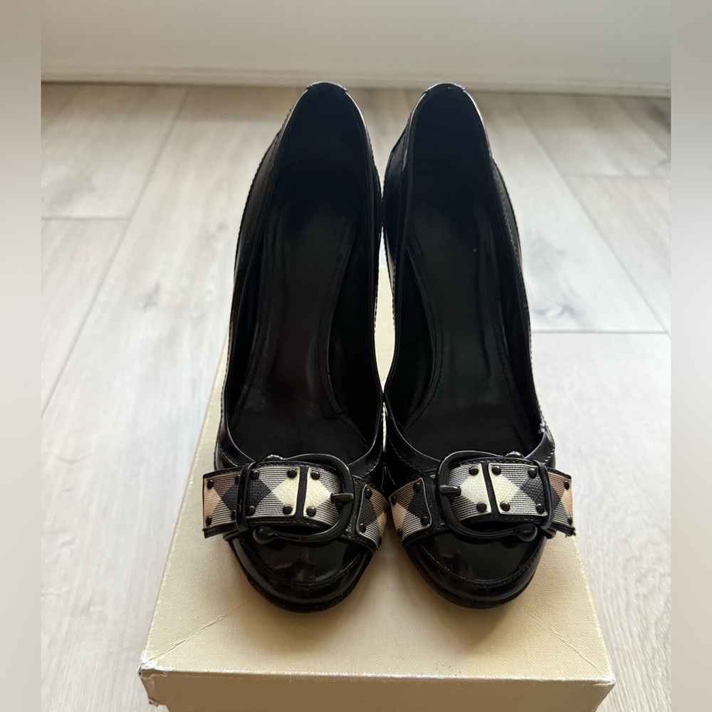 Burberry Black Patent Leather Pumps with Check Buckle. Size 36 - Picture 1 of 9